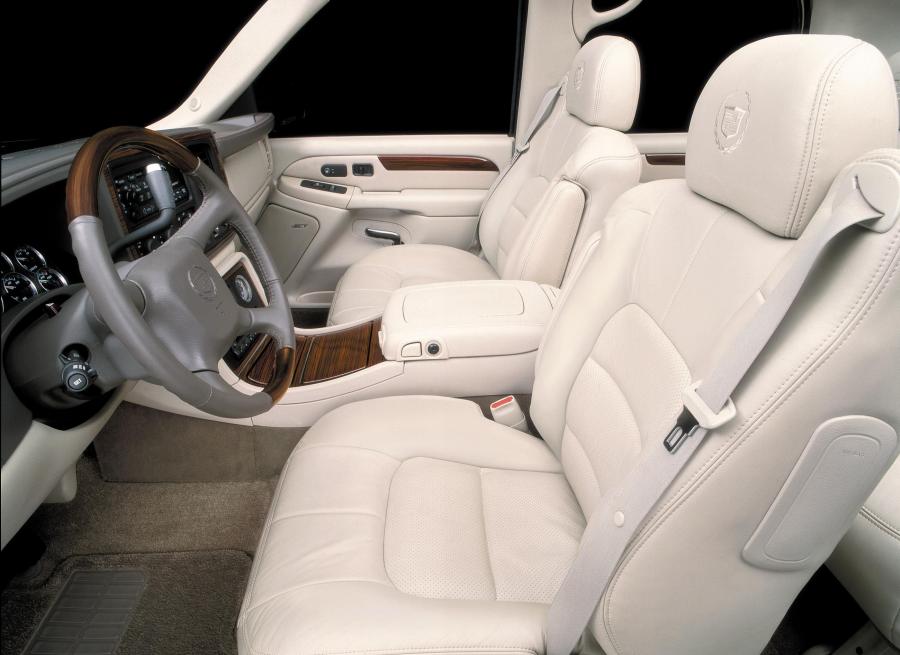  Cadillac Escalade ESV Platinum Edition 2004 года  (фото 3 из 18)